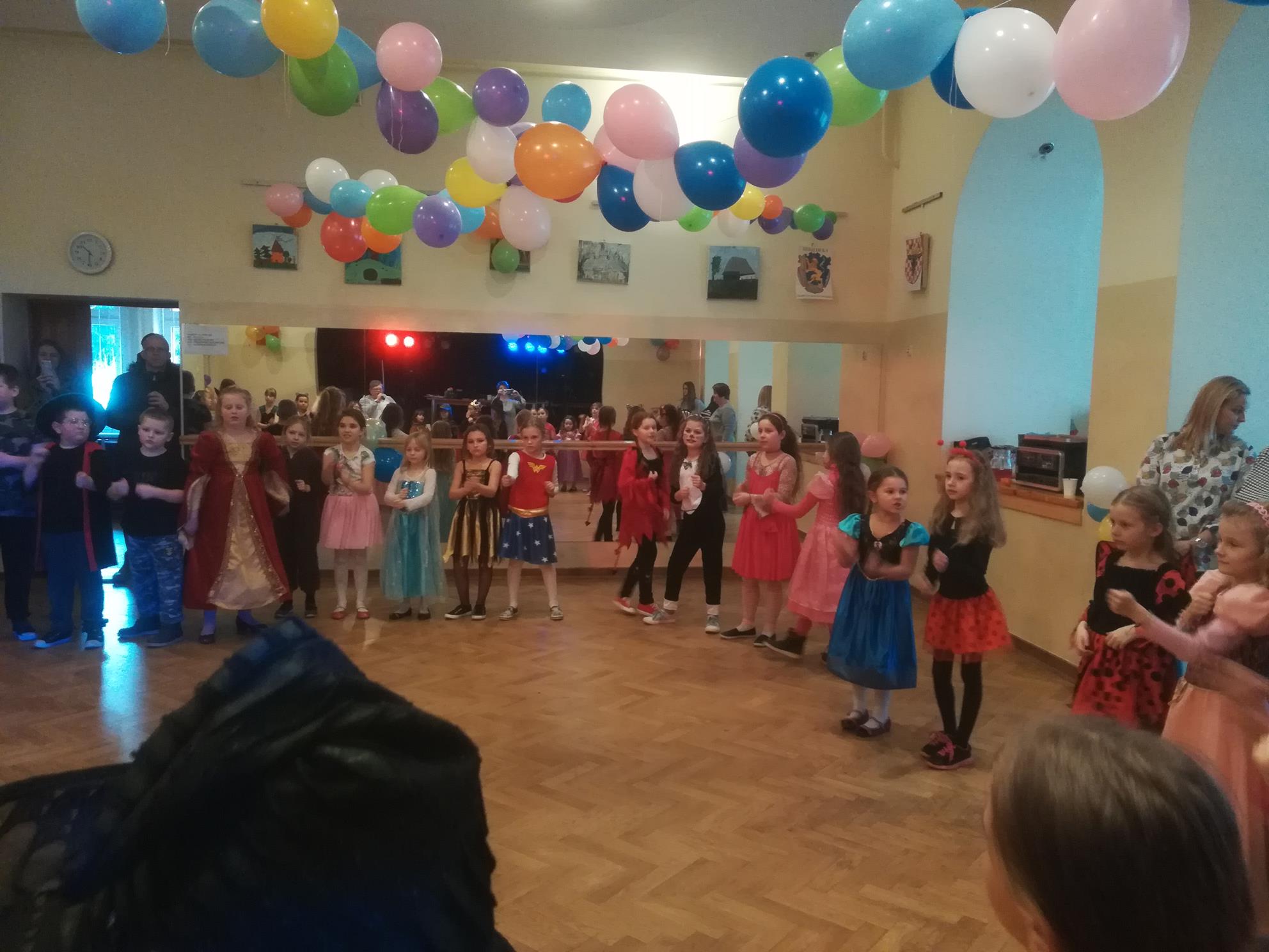 ZABAWA KARNAWAŁOWA UCZNIÓW KLAS I-III W SĘKOWEJ